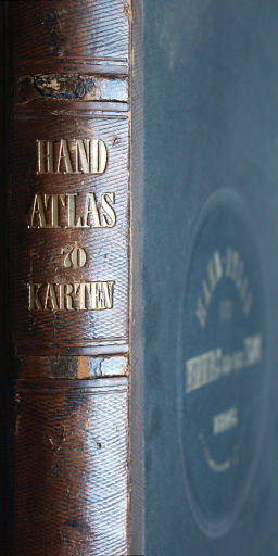 Hand-Atlas des Himmels und der Erde (1876)
Tekst op rug / Text on spine