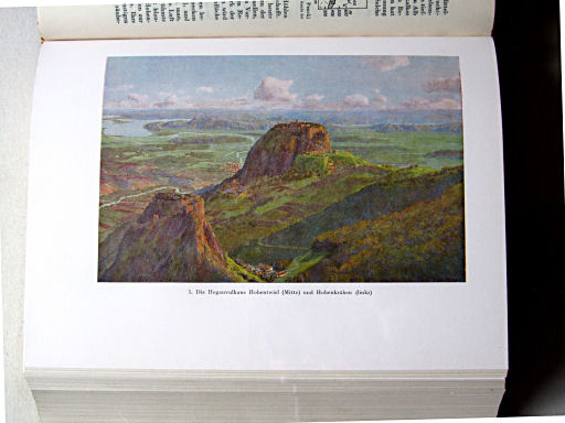 Länderkunde, Handbuch zum Stieler (1926)
5. Die Hegauvulkane Hohentwiel (Mitte) und Hohenkrähen (links)