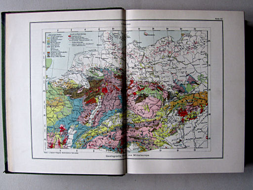 Länderkunde, Handbuch zum Stieler (1926)
1/2. Geologische Karte von Mitteleuropa