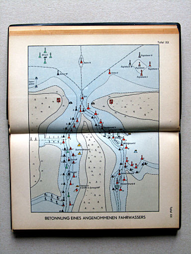 Haack, Die Weltmeere (1962)
Tafel XX. Betonnung eines angenommenen Fahrwassers