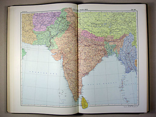 The World Atlas / Атлас Мира (1967)
134-135. India, Pakistan, Ceylon, Nepal, Political