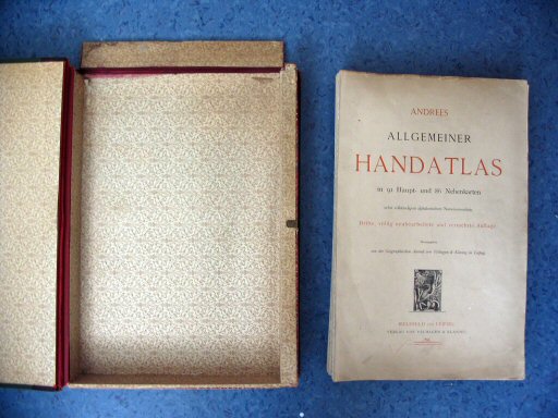 Andrees Handatlas 1893
Kaartendoos met losse kaarten ernaast / Map box, individual maps beside