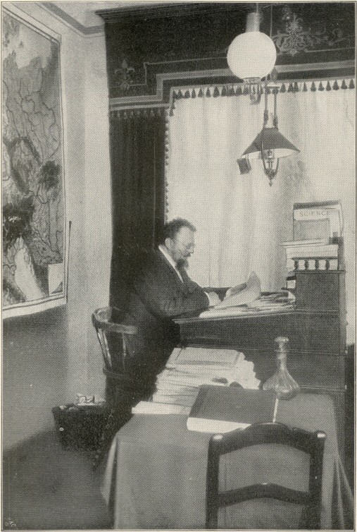 Albert Scobel, Direktor der Geographischen Anstalt, in seinem Arbeitszimmer.