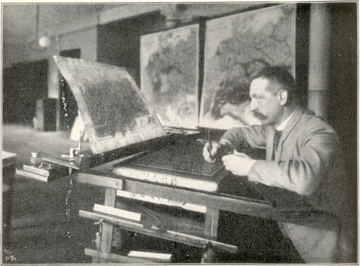 Der Stecher (Lithograph) beim Gravieren einer Gebirgskarte.