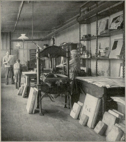 Die Herstellung von Druckproben vermittels der Handpresse.