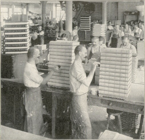 Andrees Handatlas beim Binden.